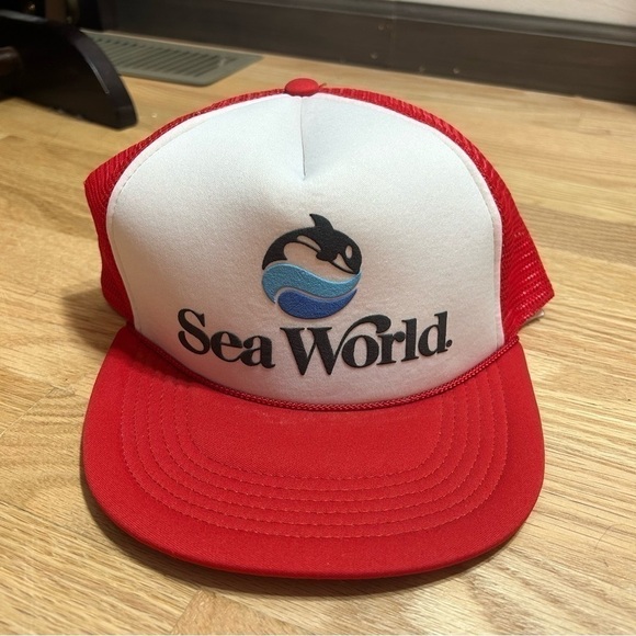 Vintage Sea World SnapBack Red Hat Retro 90s Trucker Mesh 1993 Souvenir - Picture 1 of 5